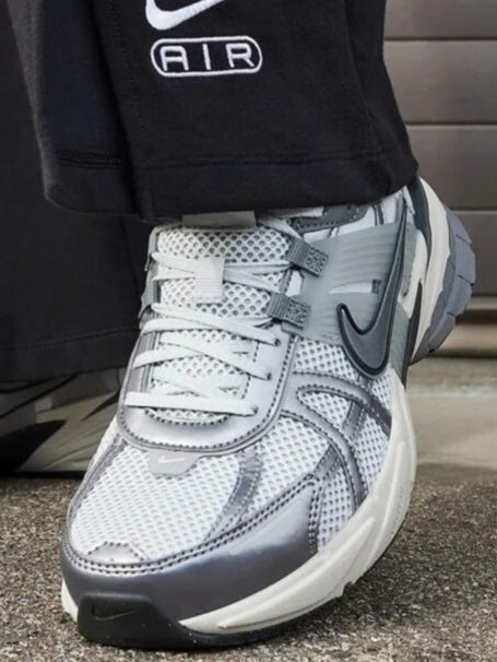 Nike V2K Run
"Pure Platinum Wolf Grey" (Women's)