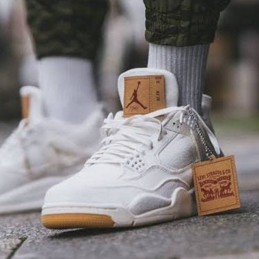 Air Jordan 4 Retro
"Levi's White" (Levi's Tag)