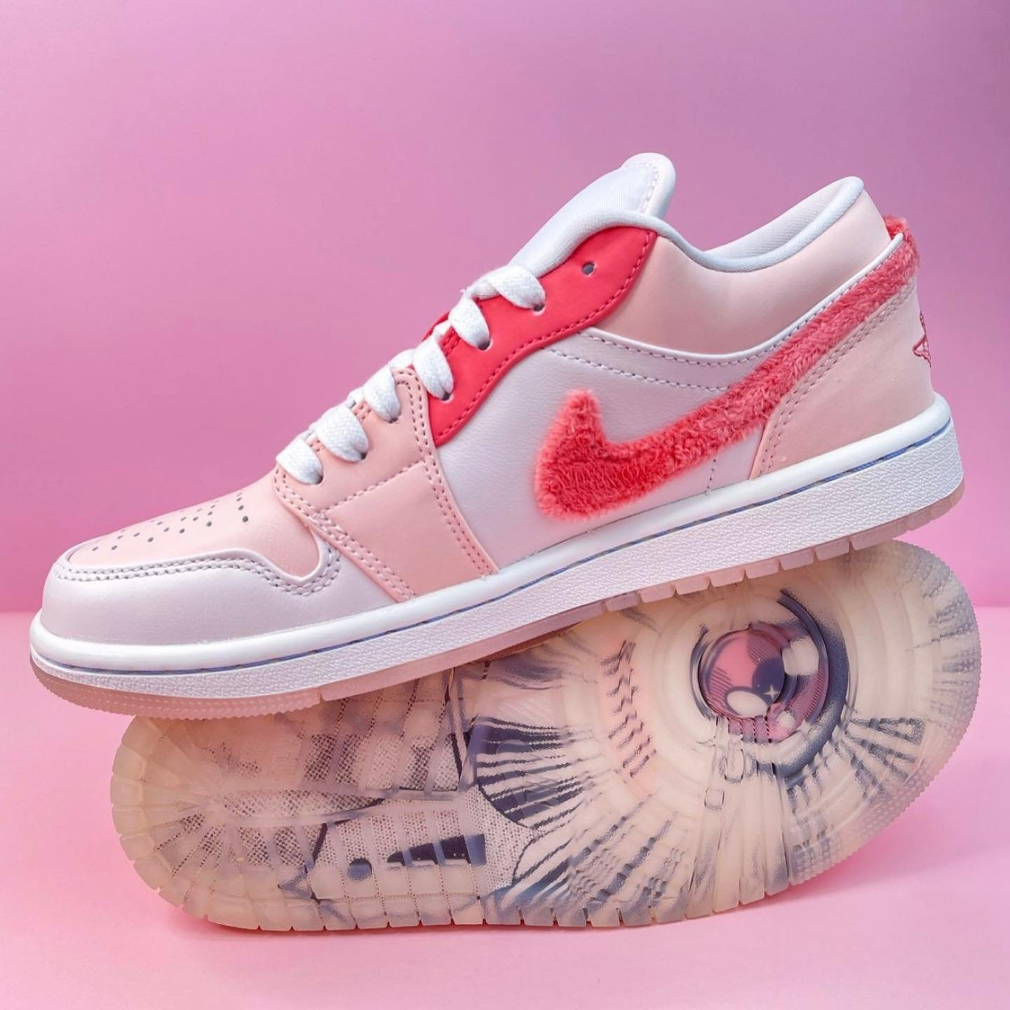 Air Jordan 1 Low SE
"Mighty Swooshers Pink" (Women's)