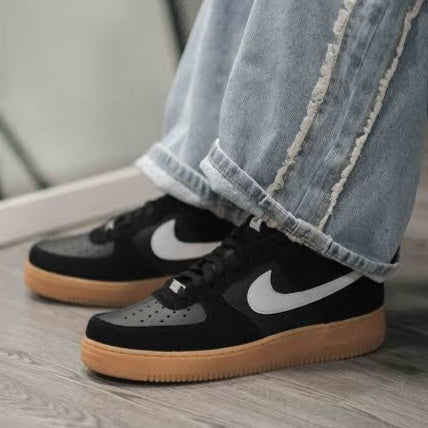 Air Force 1 Low '07 LV8
"Black Summit White Gum"