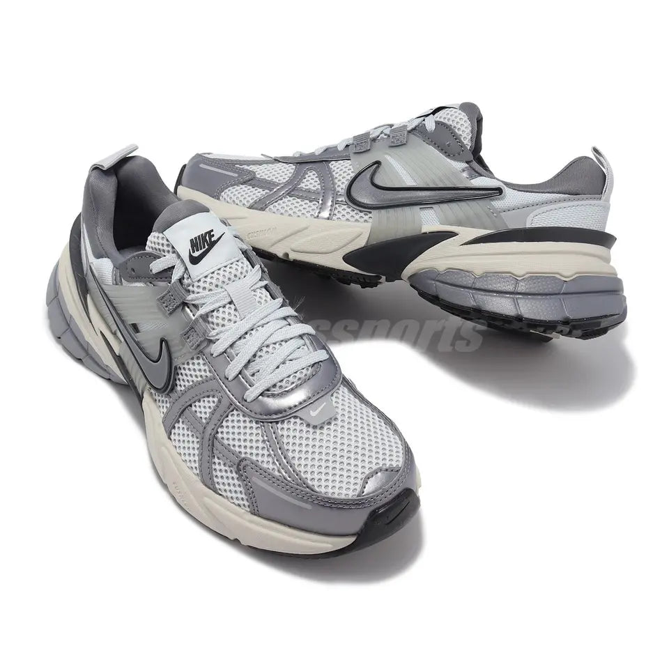 Nike V2K Run
"Pure Platinum Wolf Grey"