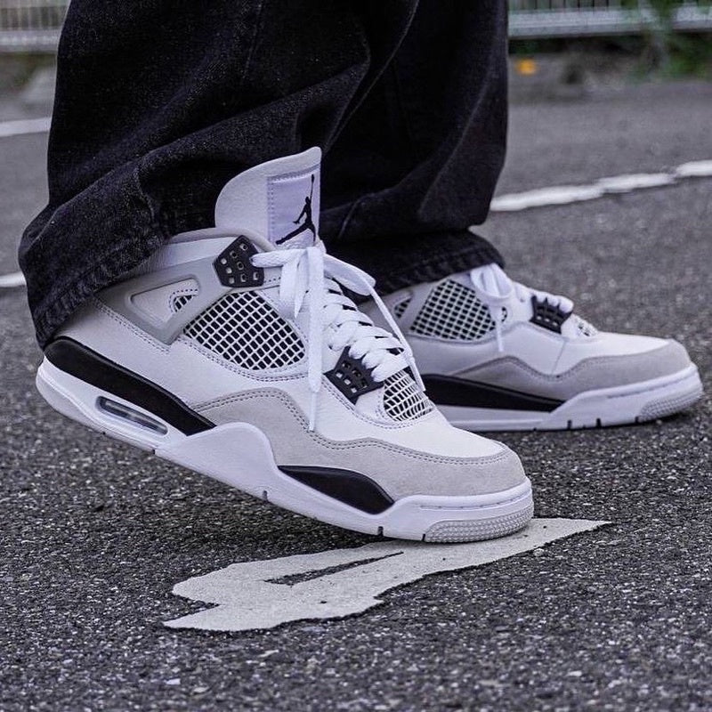 Air Jordan 4 Retro
"Military Black"